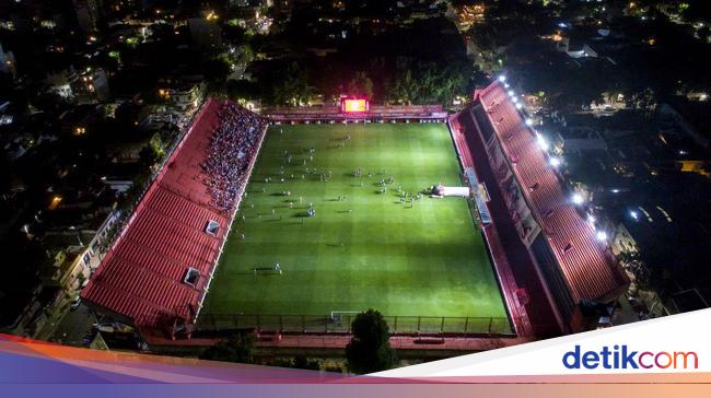 Fans Begin to Fill Maradona’s Childhood Club Stadium