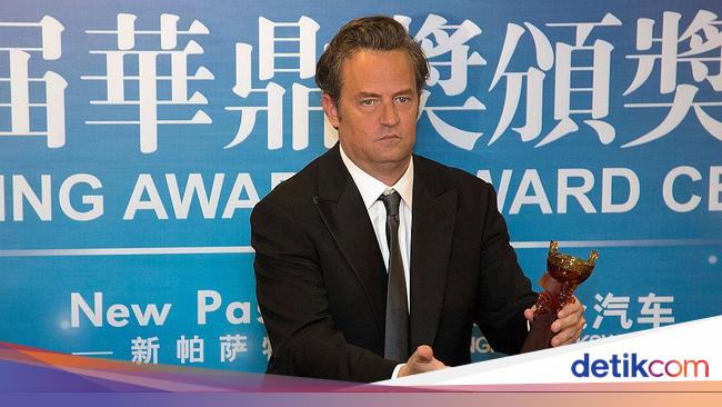 Hujat Keanu Reeves di Memoar, Matthew Perry Menyesal