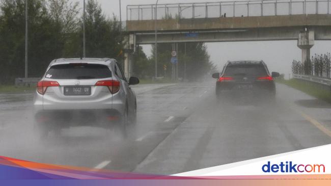 Awas! Aquaplaning Bikin Mobil Melintir, Lakukan Ini saat Hujan