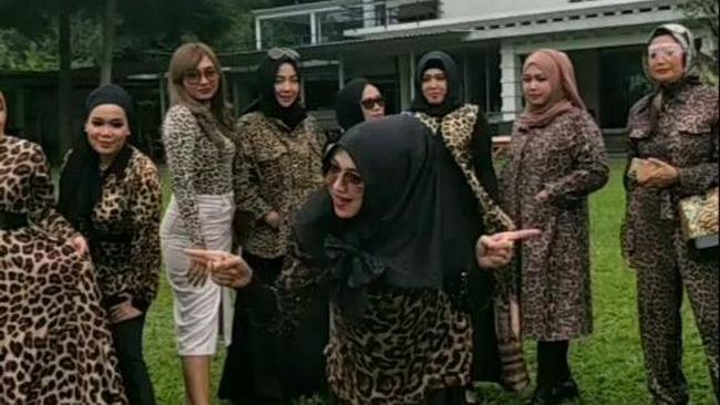 Viral Arisan Sosialita Berbaju Motif Macan Iurannya Nggak Main Main Bun