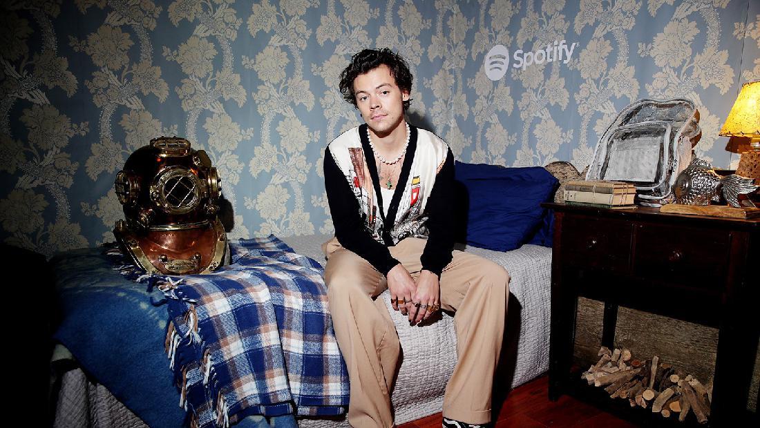 Inspirasi Outfit Rajutan Dari Harry Styles Si Raja Fashion Rajut Yang Menawan