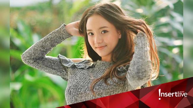 Qora ayol hojatxonadagi oyna oldida juda samimiy suratga tushadi.