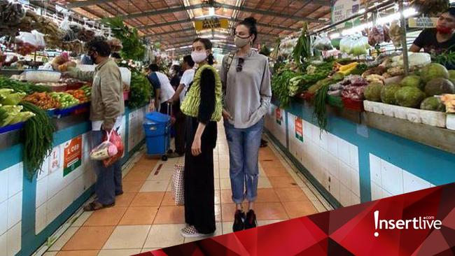 5 Gaya Artis Pergi Belanja Ke Pasar Tradisional Berdaster Hingga Tetap Modis Foto 1 5 Gaya Artis Pergi Belanja Ke Pasar Tradisional Berdaster Hingga Tetap Modis Foto 1