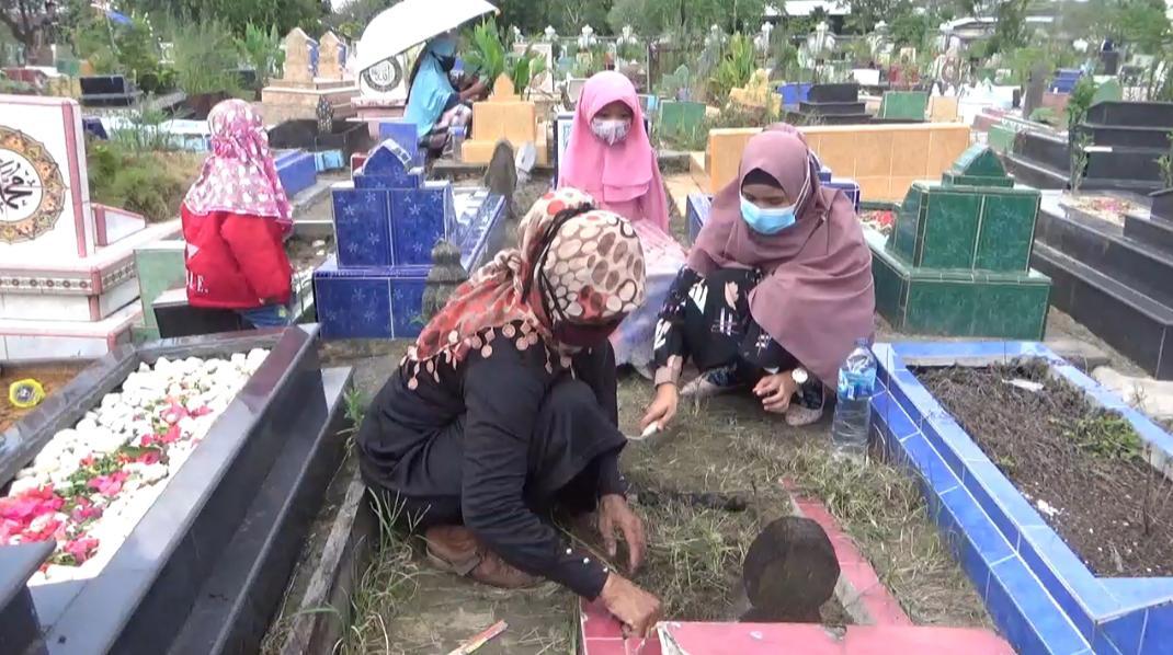 Doa Ziarah Kubur Sesuai Sunnah : Akan tetapi, perlu diingat bahwa