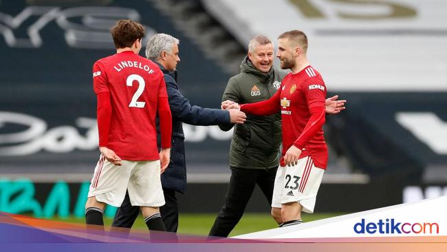 Mourinho Pouted Shake with Shaw, Ole grinned