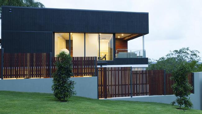 5 Ide Desain Pagar Kayu Teras Rumah Minimalis, Lengkap dengan Harga