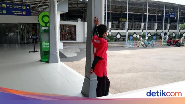 Stasiun Pasar Senen Sediakan Porter Gratis buat Ibu Hamil hingga Lansia