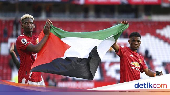 Paul Pogba Raises the Palestinian Flag at Old Trafford