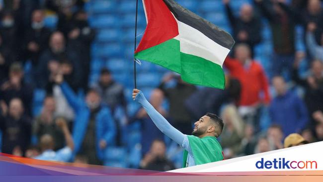 Riyad Mahrez Celebrates English League Champion with Palestinian Flag