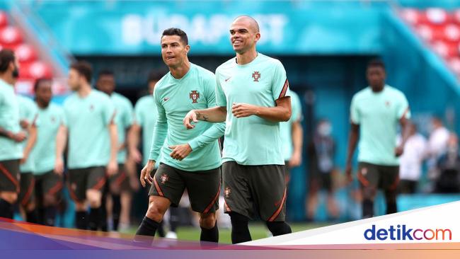 Cristiano Ronaldo Really Fun!  Pour Pepe During Practice