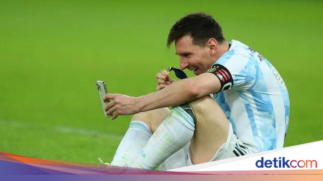 Santuy!  Messi Videocalls Wife and Children after 2021 Copa America Champion