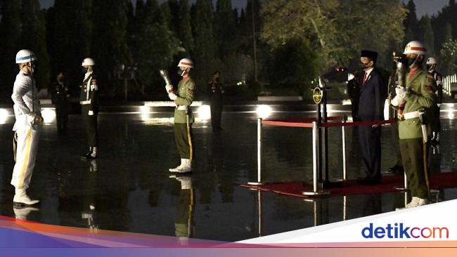 Jokowi Pimpin Apel Kehormatan dan Renungan Suci di TMP Kalibata