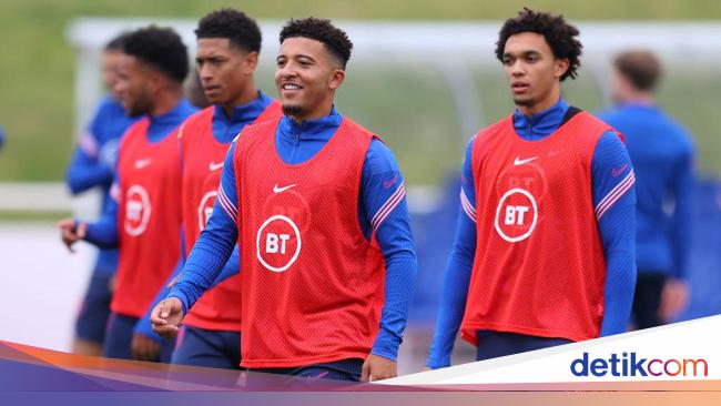 Jadon Sancho Injured, Leaves England and Returns to Manchester United