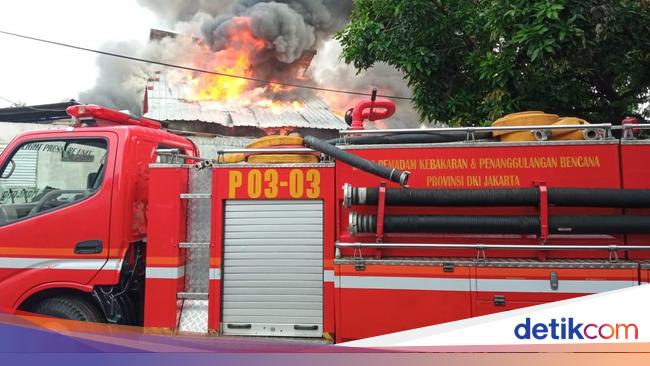 bangunan-gudang-barang-bekas-dua-lantai-di-menteng-jakpus-terbakar-diduga-api-muncul-akibat-korsleting-listrik-twitter-humasja-1_169