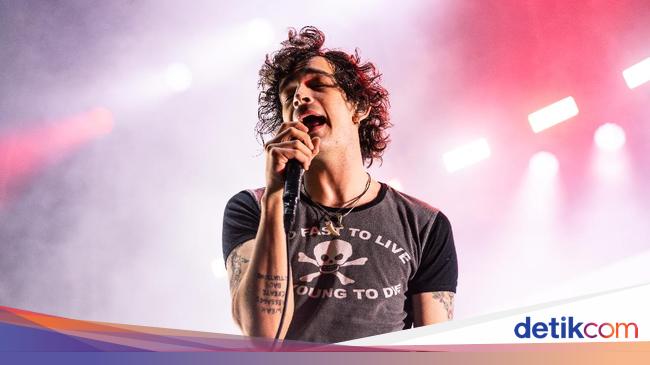 Sosok Matty Healy, Vokalis The 1975 yang Disebut Pacar Baru Taylor Swift