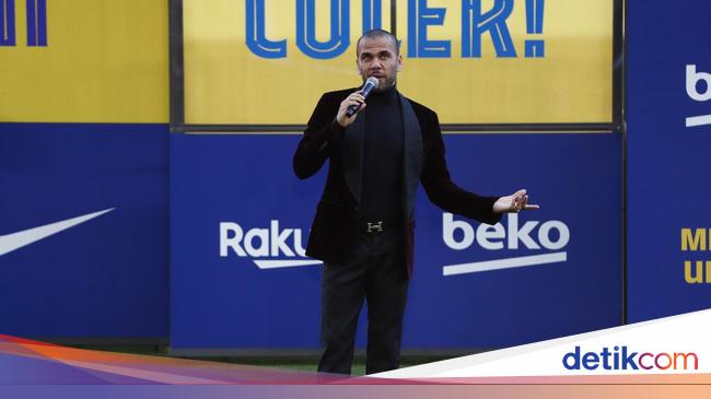 Dani Alves Barefoot When Introduced at Camp Nou