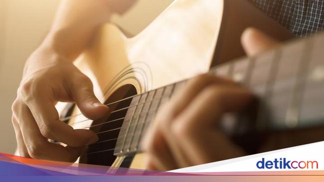 Chord Gitar Lagu Kenangan, dari Nike Ardilla hingga Ebiet G. Ade