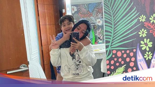 Klarifikasi Pengasuh Rafathar Disebut Ngemis Online saat Live Bareng Cipung