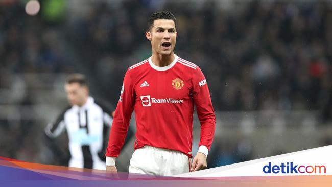 There are rumors that Cristiano Ronaldo doesn’t feel at home at Manchester United, PSG smiles