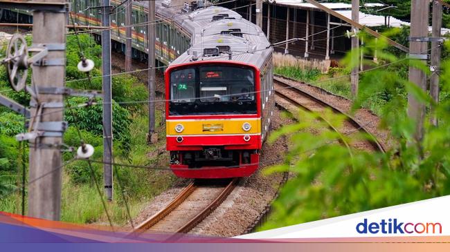 Viral Pria Diduga Mau Bunuh Diri Berdiri di Tengah Rel di Depok