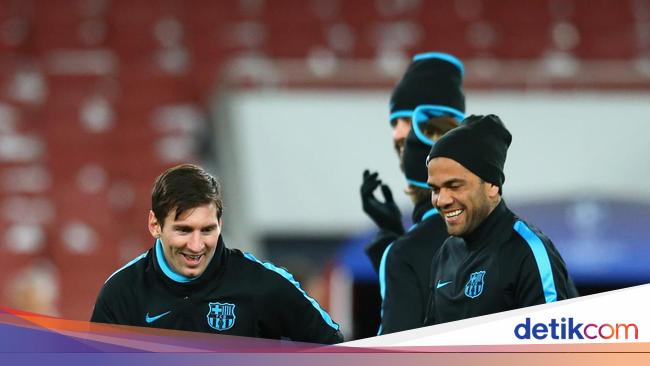 Dani Alves: Come back to Barca, Messi