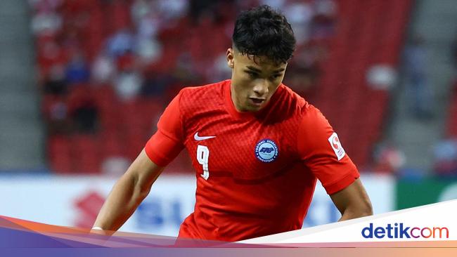 go viral!  Mr P Singapore striker Ikhsan Fandi squeezed by a Filipino defender