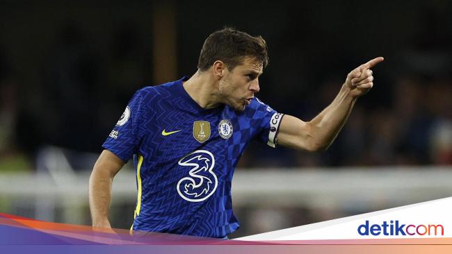 Chelsea lose, Azpilicueta fuss with fans