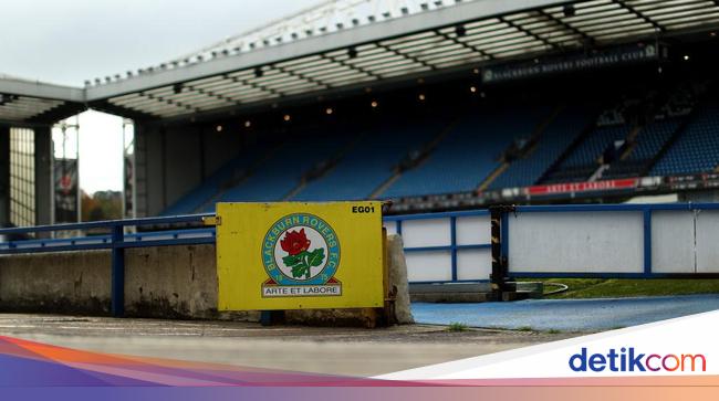 Thousands of People Pray Eid at Blackburn Rovers . Stadium