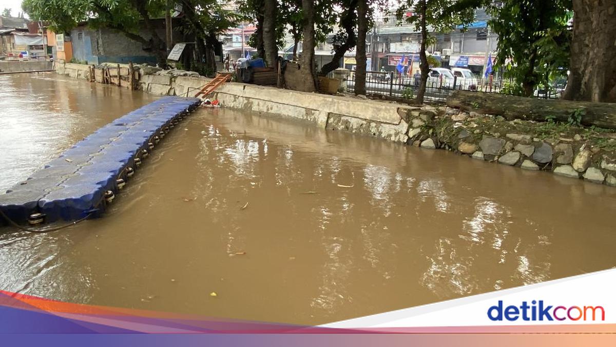 Petugas DLH Buang Sampah ke Aliran Sungai di Jaktim, Berujung Kena Sanksi