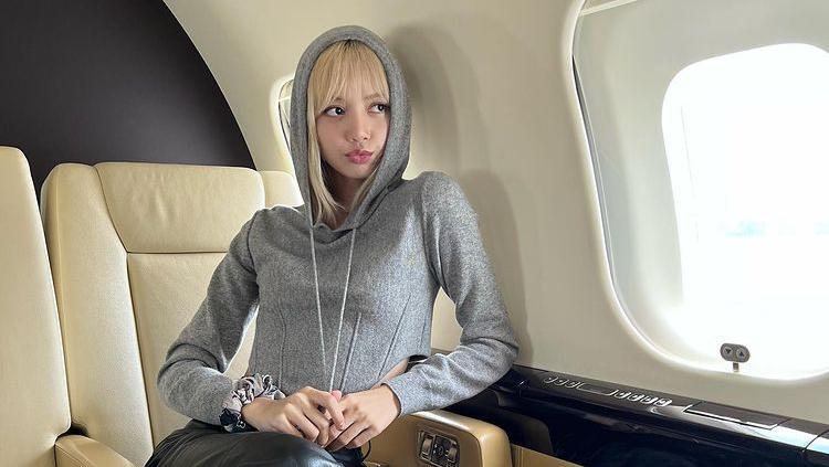 Harga Outfit Lisa BLACKPINK Saat Naik Jet Pribadi bersama V Disorot