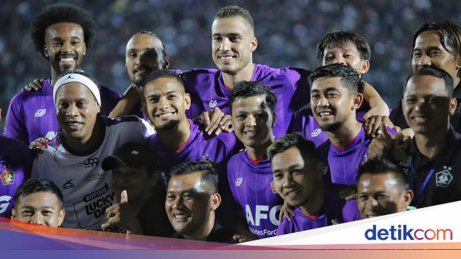 Persik Kediri, Ronaldinho and the Returned Trophy