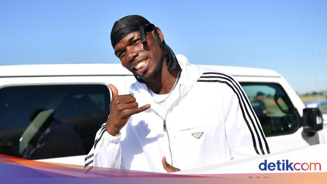 Paul Pogba asked to sign a MU jersey, his reaction is this