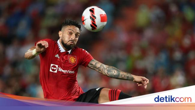 Ten Hag plotted to become a central defender, Alex Telles said this!