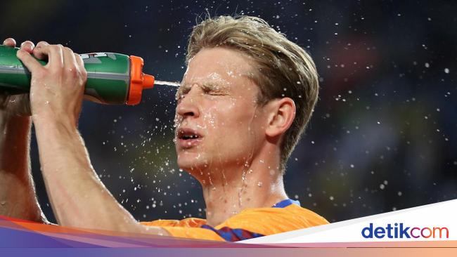 Romano says Manchester United are still focused on pursuing Frenkie de Jong