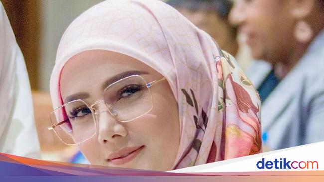 Mulan Jameela Dipuji Usai Cium Pipi Penggemar