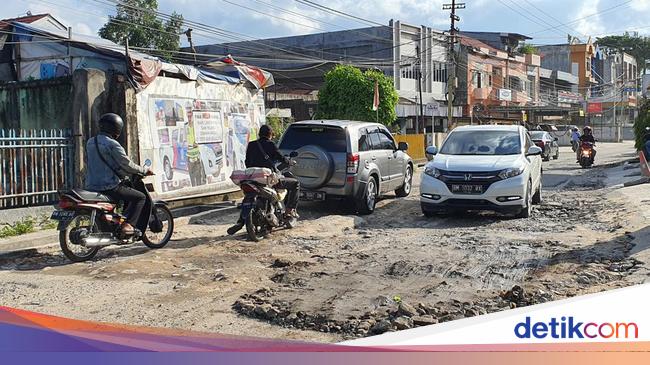 Jalan Rusak Bukan Cuma di Lampung! Cek ke Sini Juga Dong, Pak Jokowi