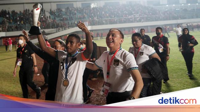 Indonesian National Team Wins AFF U-16 Cup, Menpora-Ketum PSSI Joins in Lifting Trophy