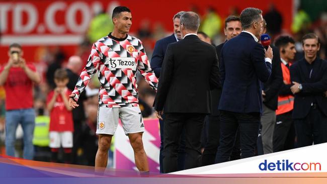 Ronaldo humiliates Carragher at Previous Trafford