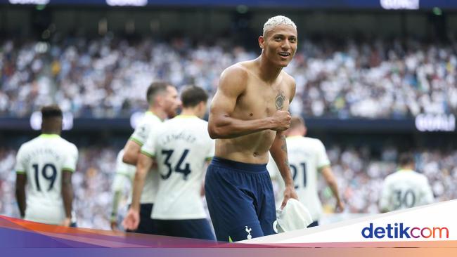 What a disgrace!  Richarlison celebrates big until he gets a yellow card, then his intention is overruled