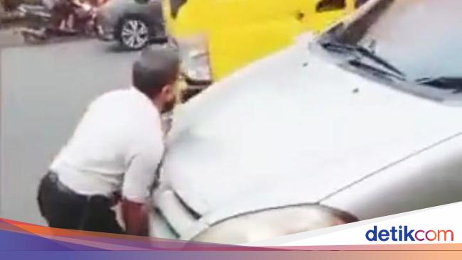 Pria Cekcok dengan Ketua RT gegara Parkir Mobil Bukan Polisi