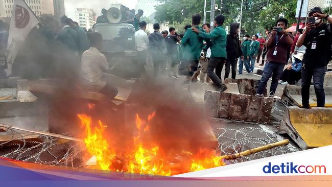 Mahasiswa Demo BBM di Patung Kuda Bakar Spanduk Lalu Bubarkan Diri
