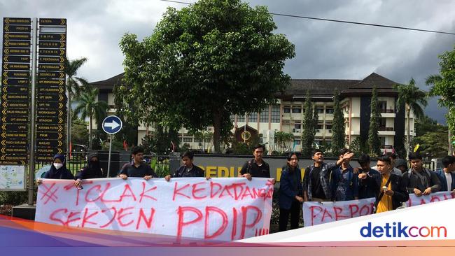 Mahasiswa Demo Tolak Hasto Kristiyanto Beri Kuliah Umum di Unram