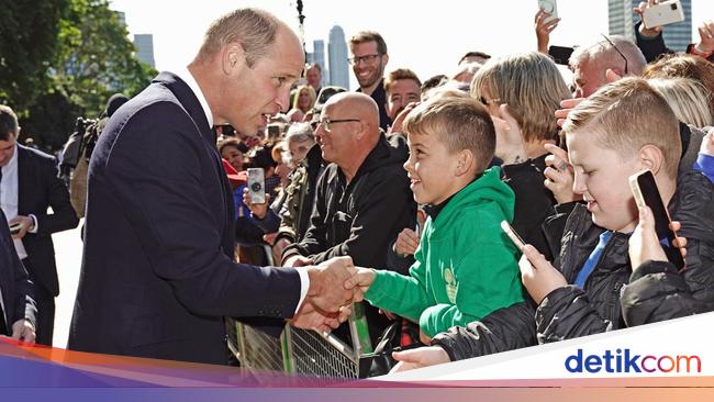 Prince William jokes with a group of little MU fans