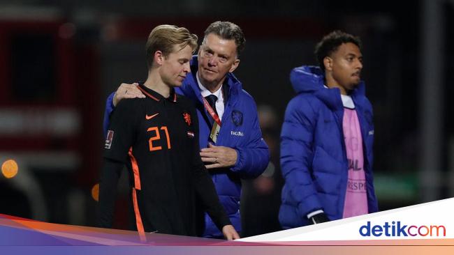 Van Gaal highlights De Jong’s minutes of play at Barcelona