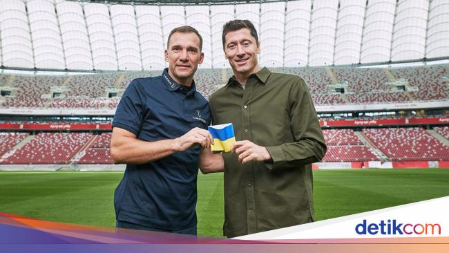 Lewandowski wears the Ukraine captain’s armband at the 2022 World Cup