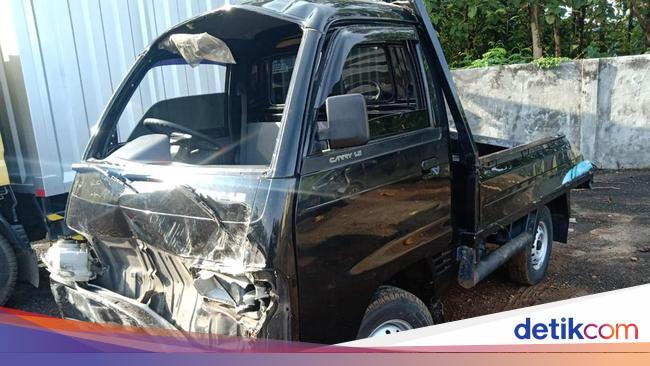 Mobil Pikap Terbalik usai Gagal Nyalip di Serang, 10 Penumpang Terpental