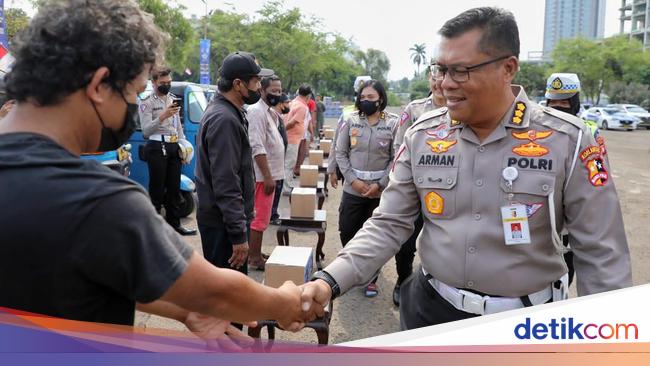 Korlantas Polri Tebar Sembako ke Sopir Bajaj, Minta Tertib Lalu Lintas