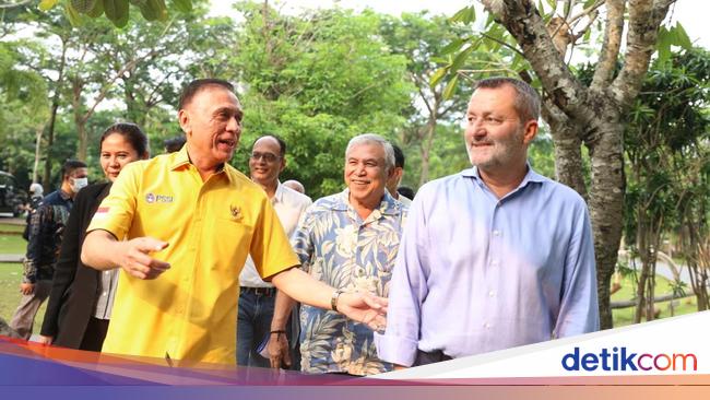 Iwan Bule Pakai Baju Kuning di Acara PSSI, Kode Gabung Partai?