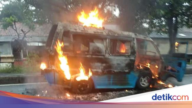 Angkot Jurusan Kampung Rambutan-Cibinong Terbakar di Simpangan Depok