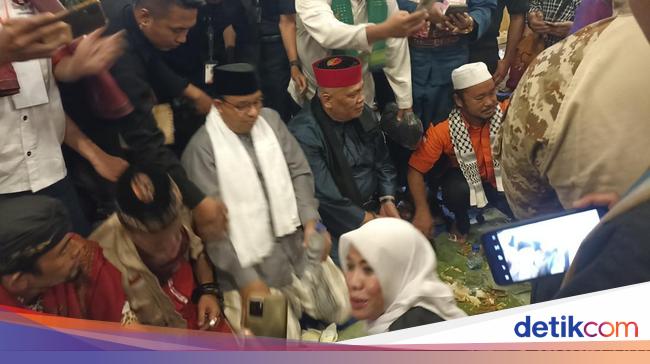 Momen Anies Ngeliwet Usai Istigasah Bareng Jawara Se-Jabodetabek